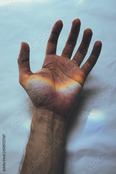 Obraz Mano con reflejo de arcoíris