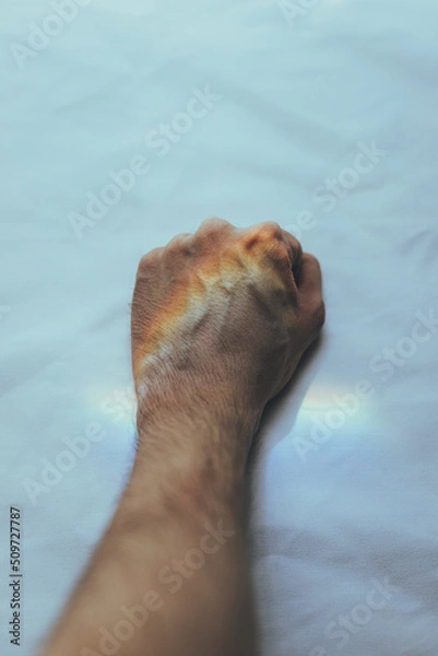 Obraz Mano con reflejo de arcoíris