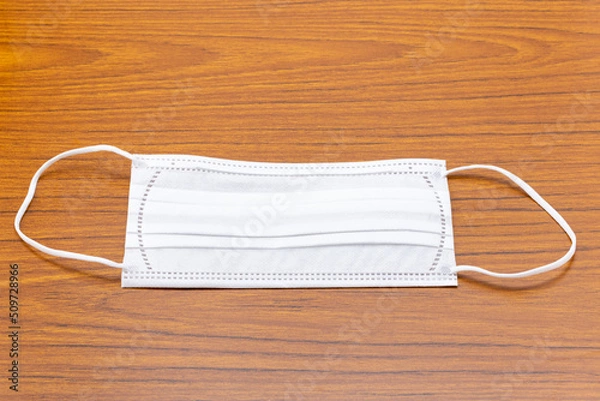 Fototapeta 机の上に置いた使い捨て不織布マスク