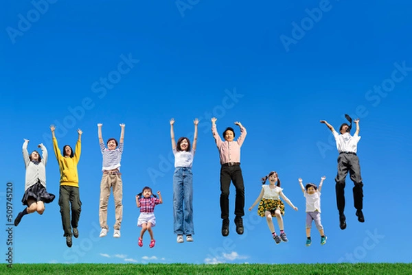 Obraz 老若男女が青空を背景に大勢で一斉に笑顔でジャンプする様子