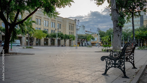 Obraz banca de parque con edificio de fondo