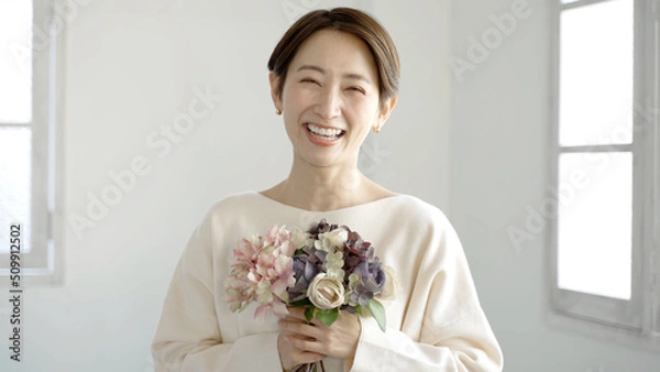 Fototapeta 花束を持つ女性