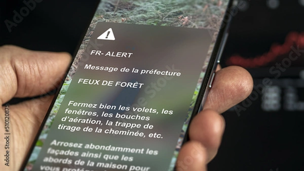 Fototapeta Alerte feu de forêt, incendies, message de la préfecture sur mobile. Fr alert, message Fr-Alert, FR-ALERT, danger imminent. Autorités, sécurité nationale, chaleur, canicule, sécheresse. 