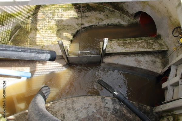 Obraz Blick von oben in einen Abwasserschacht