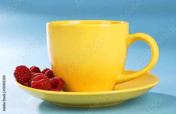 Fototapeta raspberry tea in a yellow cup
