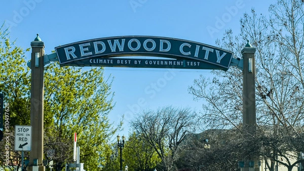 Obraz Welcome arch in Redwood City, CA claiming city has best climate.