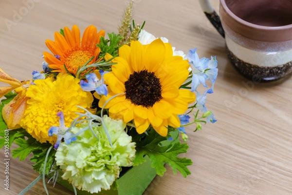 Obraz フラワーアレンジメントとマグカップ