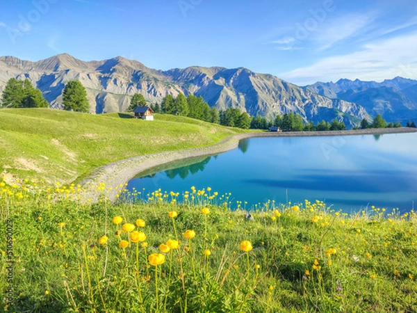 Fototapeta Paysage de montagne au bord d'un lac dans les Alpes du Sud à Auron