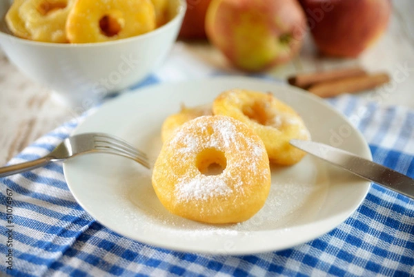 Obraz Mit Puderzucker bestäubte gebackene Apfelringe