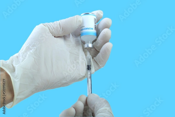Obraz Monkeypox vaccine in researcher hands.
