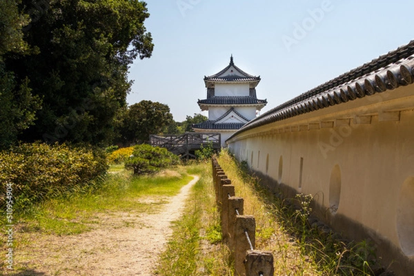 Fototapeta 明石城の白い櫓と土塀