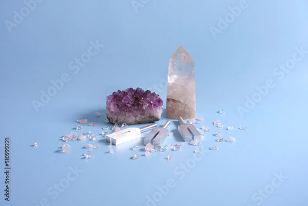 Obraz パワーストーン・さざれ石、音叉、水色背景