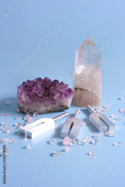 Obraz パワーストーン・さざれ石、音叉、水色背景