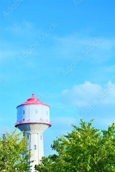 Fototapeta 赤い屋根を持つ配水塔