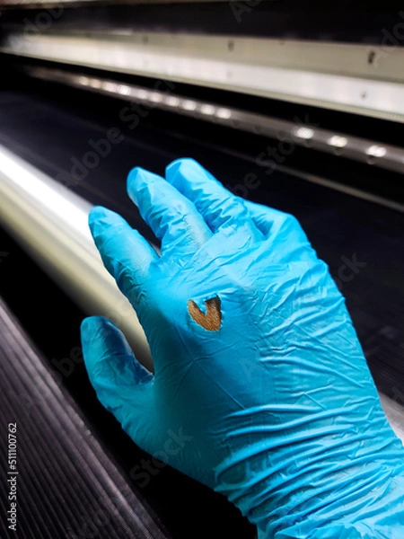 Obraz blue gloves a trace in the heart