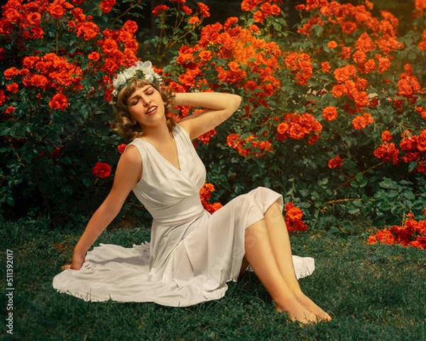 Fototapeta Mujer de vestido blanco sentada en medio de un jardín de rosas rojas , hada en medio de la naturaleza, la libertad y tranquilidad de la mujer en el 2022