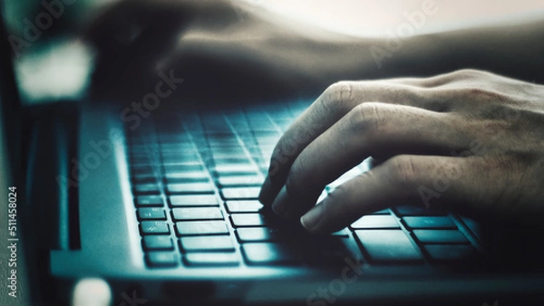 Fototapeta ラップトップと女性の手元