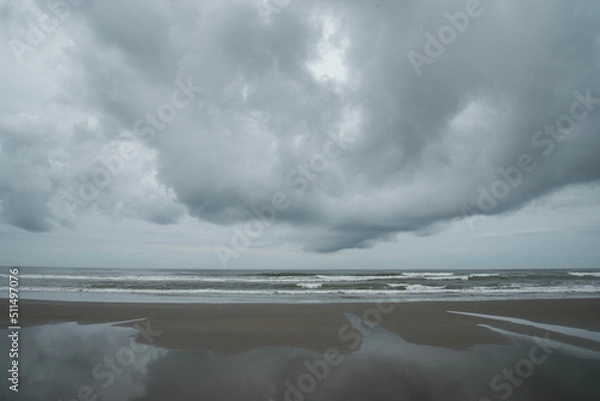 Obraz くもりぞらの海辺（砂浜）