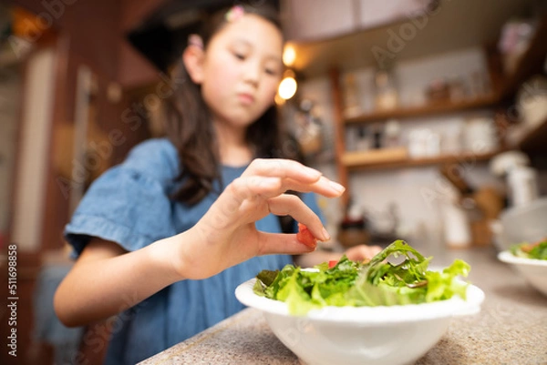 Fototapeta サラダを作る子供