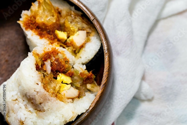 Obraz Taiwanese rice balls(fàn tuán) are made from glutinous rice and are usually served with fried bread sticks, meat floss, sauerkraut and braised eggs. Traditional Taiwanese breakfast.