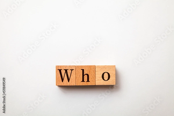 Obraz Whoの文字。誰が。疑問代名詞。3つの木製ブロックに書かれている。黒い文字。白い背景。
