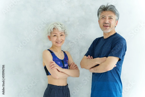 Fototapeta スポーツウェアを着たミドル夫婦のポートレート