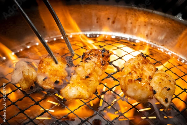 Obraz ロースターで炎に包まれた焼肉牛ホルモン【ミノ】