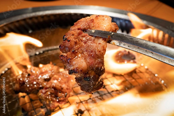 Obraz トングで持ち上げる中落ちカルビ  焼肉　アップ