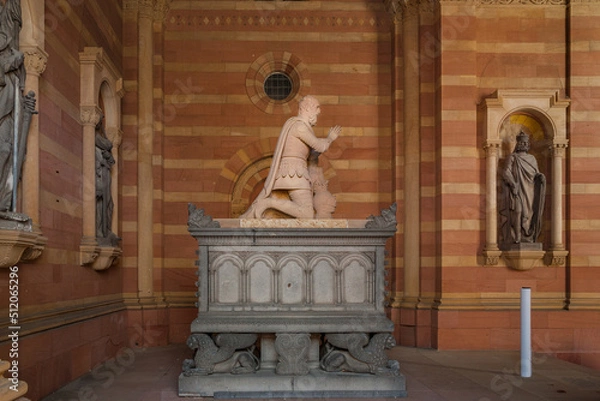 Fototapeta Great side view of a statue of King Adolf of Nassau at the west front of the famous Speyer Cathedral in Rhineland-Palatinate, Germany. The monument shows the ruler kneeling and praying.