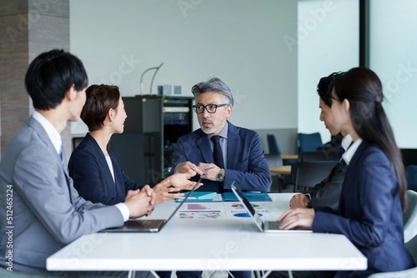 Fototapeta オフィスで会議をするビジネスパーソン