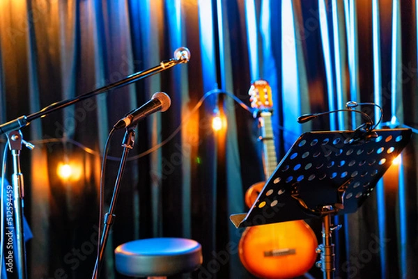 Obraz ライブハウスの中に置かれた、マイク、譜面台、ギター