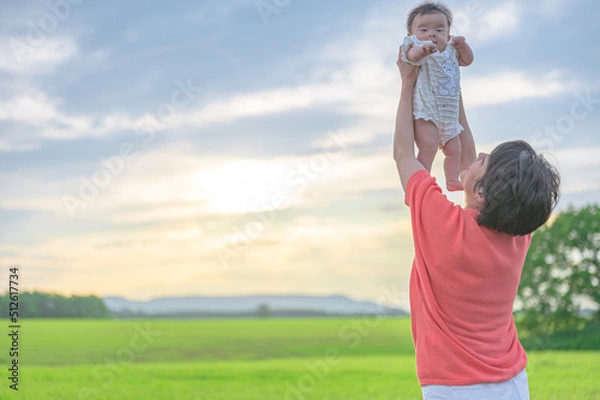 Fototapeta 北海道の広い大地と空と親子