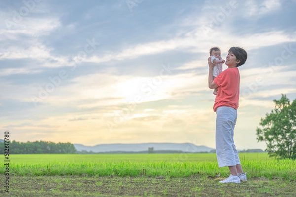 Fototapeta 北海道の広い大地と空と親子