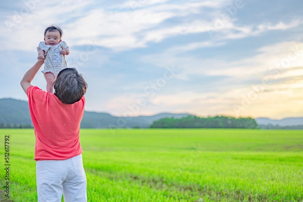 Fototapeta 北海道の広い大地と空と親子