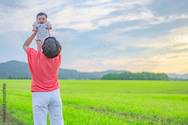 Fototapeta 北海道の広い大地と空と親子