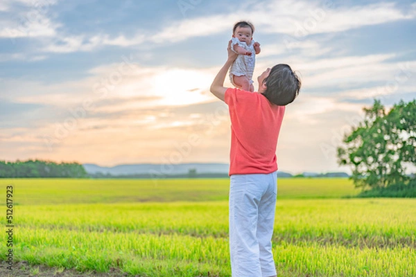 Fototapeta 北海道の広い大地と空と親子
