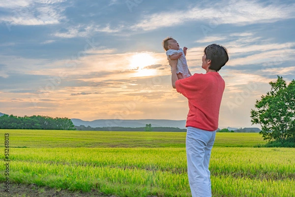 Fototapeta 北海道の広い大地と空と親子