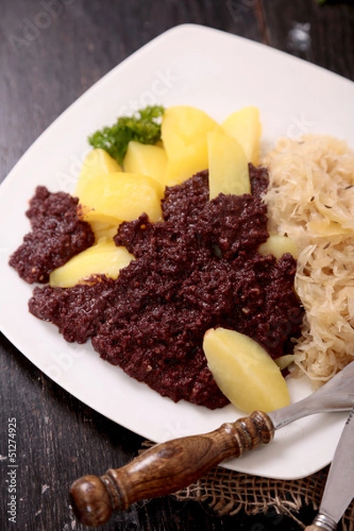 Fototapeta Grützwurst z kiszoną kapustą i gotowanymi ziemniakami