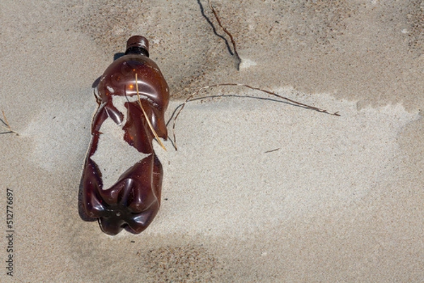 Fototapeta Alien Object on the Beach 3