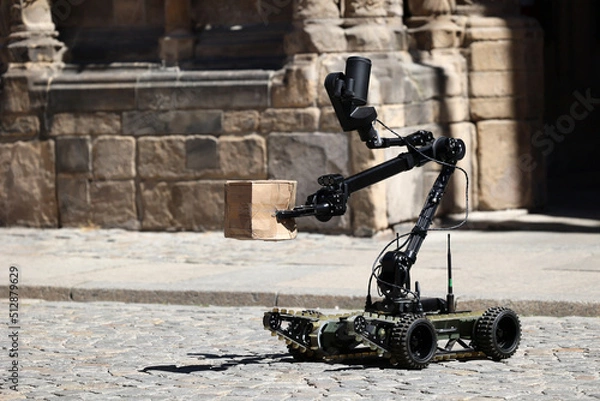 Fototapeta Policyjny miner rozbraja bombę z robotem automatycznym.