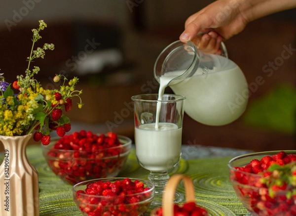 Obraz свежесобранная  ароматная земляника на столе