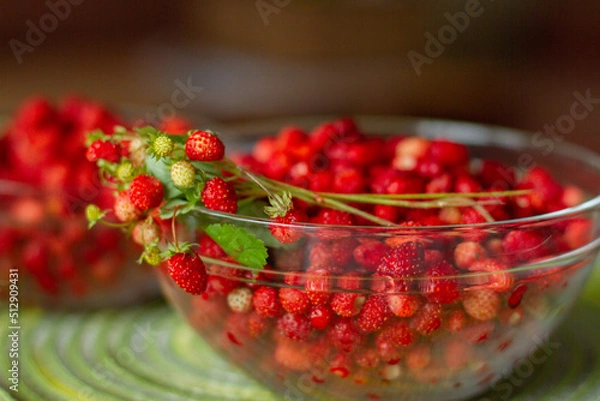 Obraz свежесобранная  ароматная земляника на столе