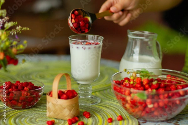 Obraz свежесобранная  ароматная земляника на столе