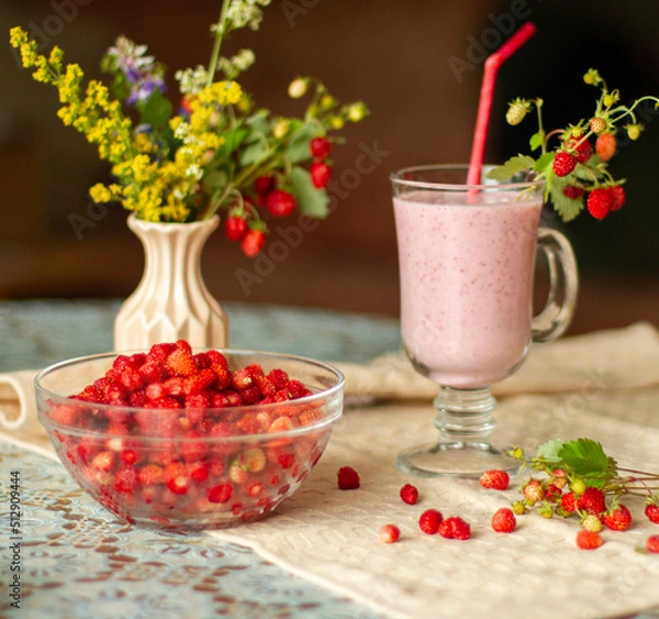 Obraz свежесобранная  ароматная земляника на столе