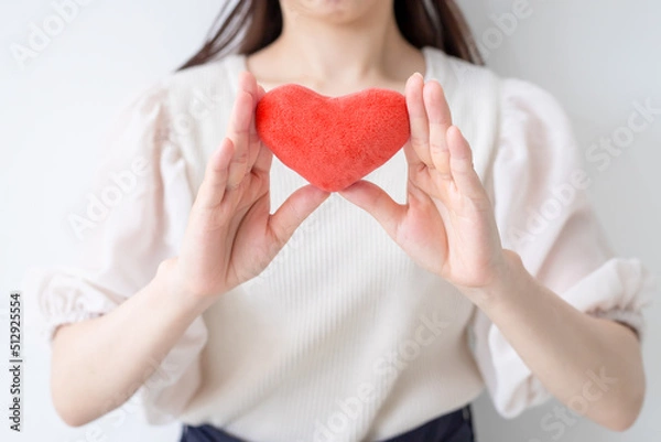 Obraz ハートを両手で支えている女性が愛情や思いやりを表現