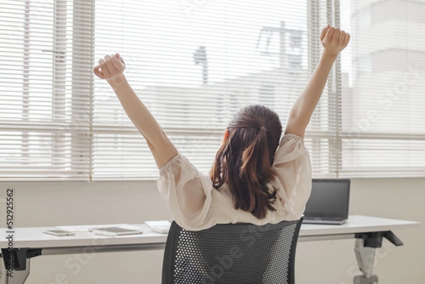 Obraz デスクワーク仕が終わって解放感を感じている女性