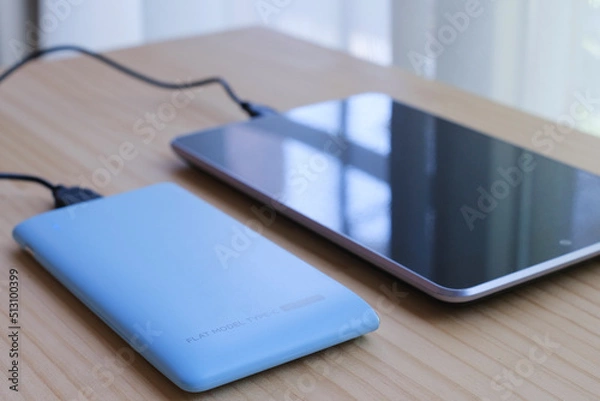 Obraz タブレットと水色のモバイルバッテリー１６