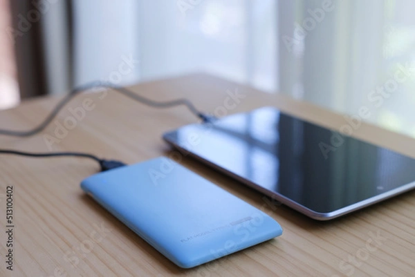 Obraz タブレットと水色のモバイルバッテリー１５