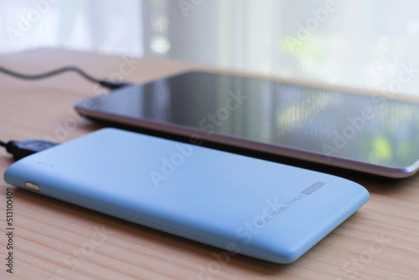 Obraz タブレットと水色のモバイルバッテリー１３