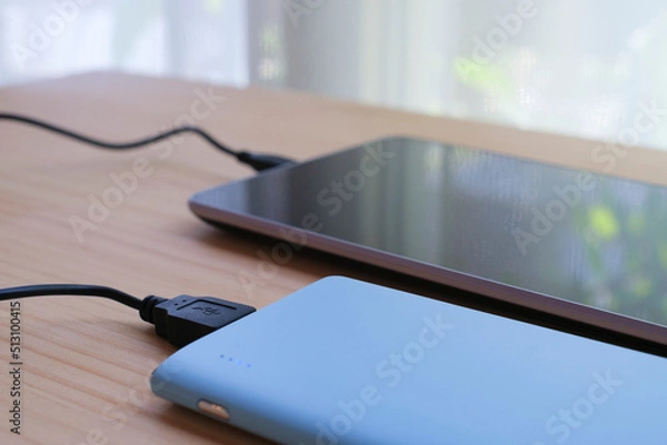 Obraz タブレットと水色のモバイルバッテリー１２